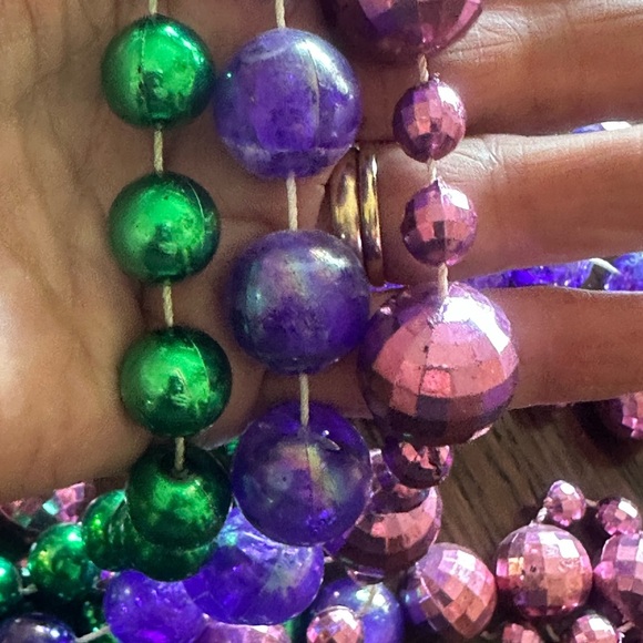 Marti Gras Beads 4LBS Mixed Length Shape & Color 40 Necklaces - Picture 4 of 10